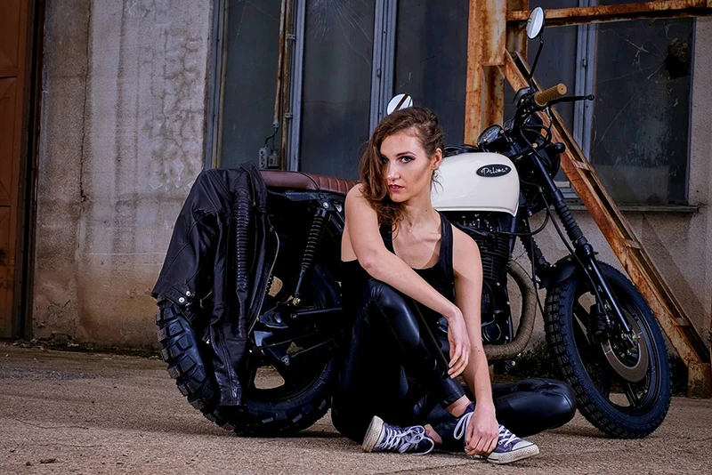 Modelka u motorky